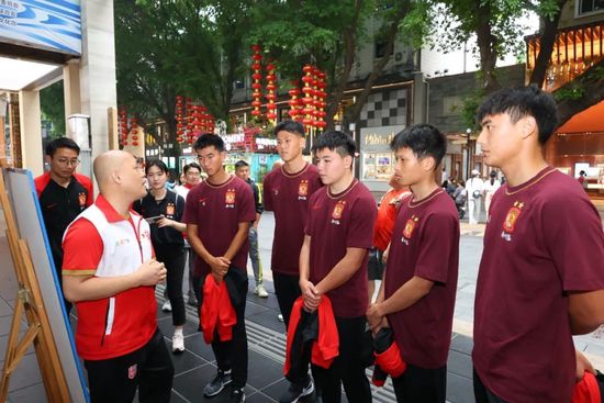 美国报业年夜亨凯恩（奥森•韦尔斯）在桑拿都庄园中留下“玫瑰花蕾”的“绝笔”死往后，一名青年记者受媒体的拜托查询拜访这四个字的寄义，遂即，他访问了凯恩生前的同事老友，从报社董事长伯恩斯坦的口中，领会到凯恩的起家过程和若何制造舆论使美国卷进1897年的战争中的旧事，从利兰的讲述中，凯恩与美国总统的侄女爱米丽的婚姻、与第二任老婆（歌手）苏珊的复杂关系及在总统竞选中的掉败等等也被他逐一所知